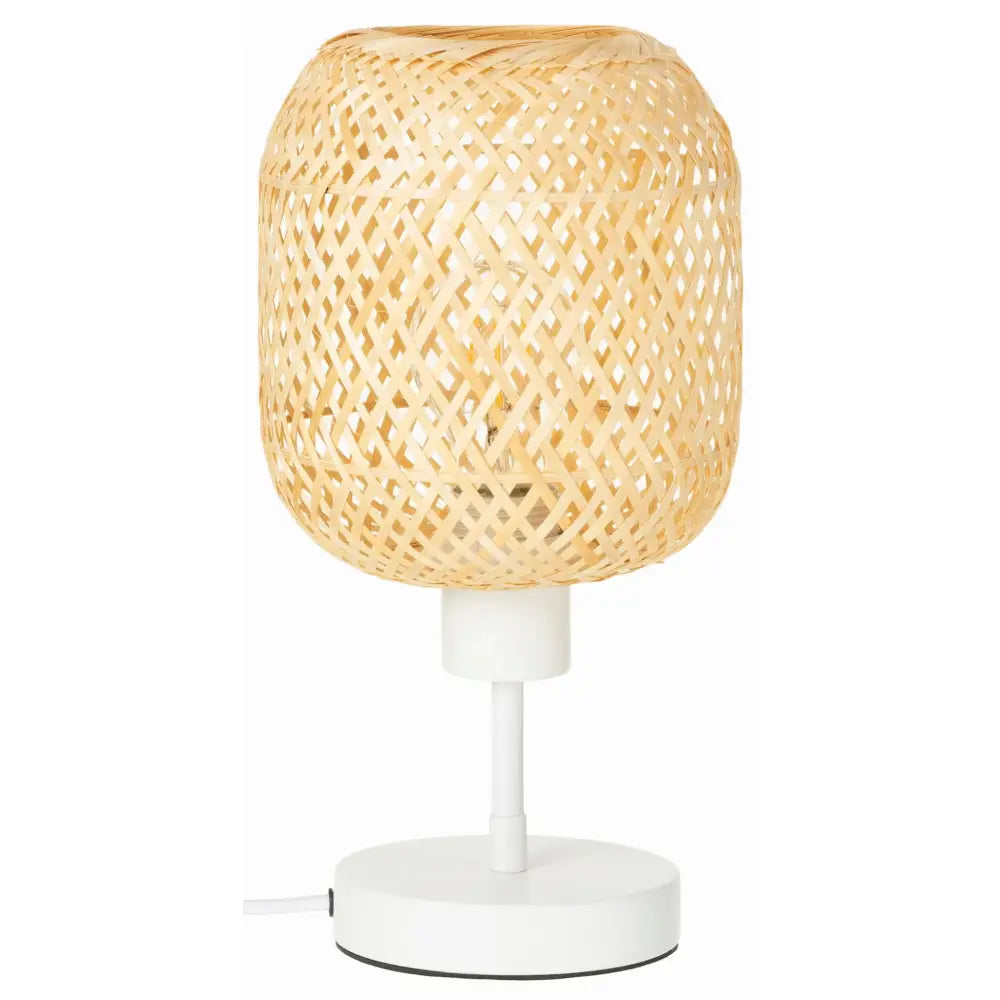 Bambus nattlampe med flettet skjerm, hvit metallfot og rund sokkel sett forfra mot lys bakgrunn.