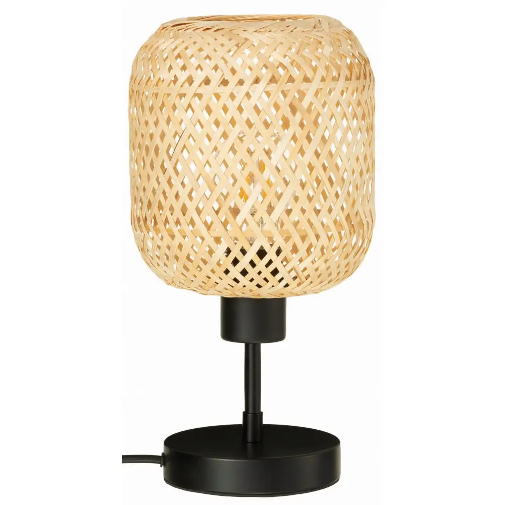 Bambus nattlampe med svart metallfot, flettet naturfarget skjerm sett fra siden mot hvit bakgrunn.