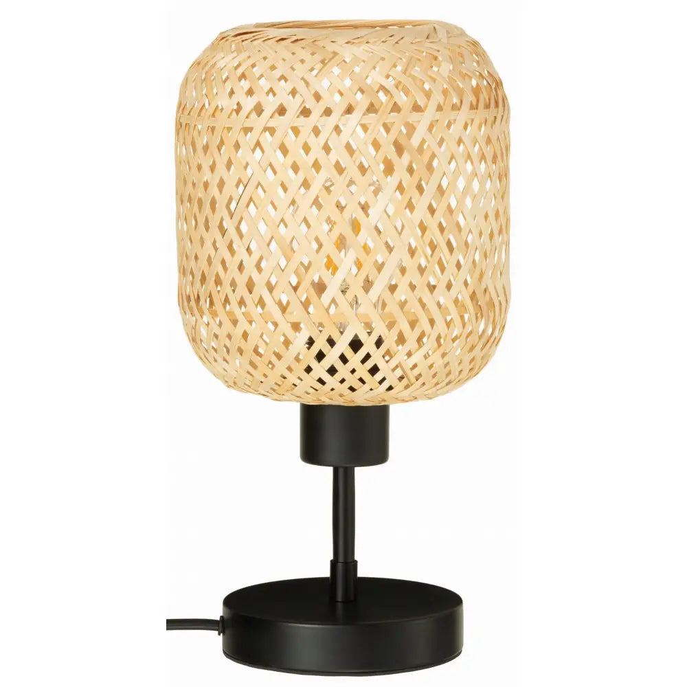 Bambus nattlampe med rund, flettet skjerm i lyst materiale og sort fot, sidevisning mot hvit bakgrunn.