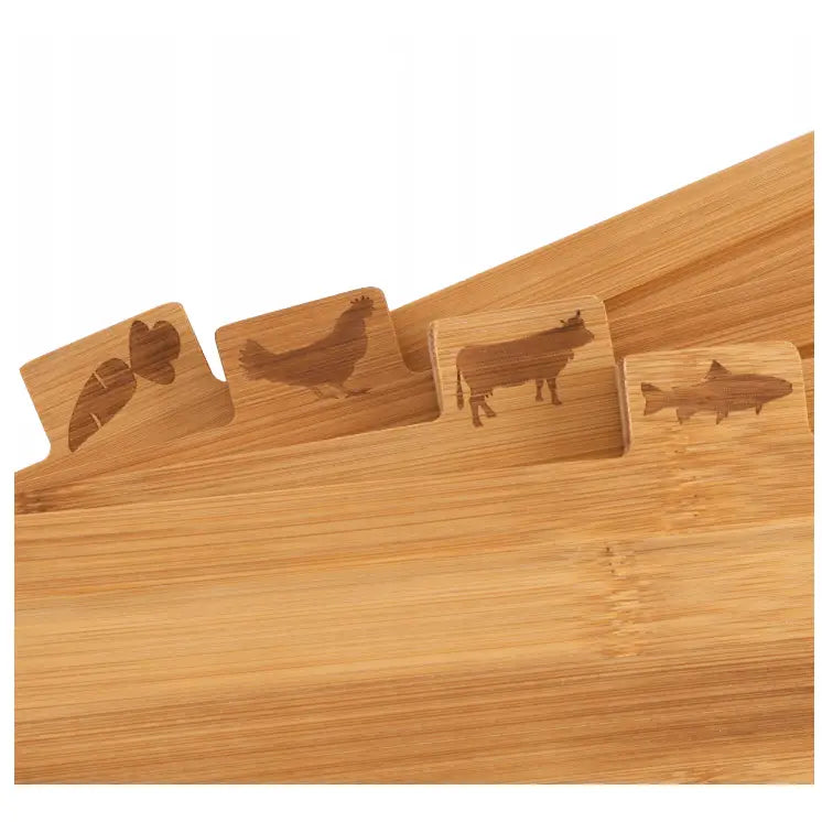 Bambus skjærebrett Dori sett, fire fjøler med ulike graveringer av dyr sett ovenfra på lyst underlag.