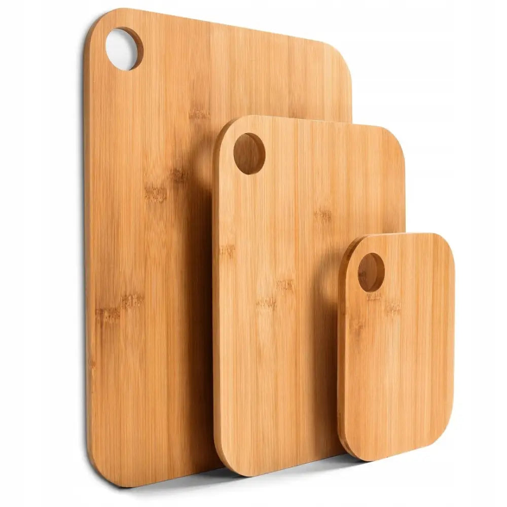 Bambus skjærebrett sett med tre størrelser, avrundede hjørner og hull for oppheng, sett forfra.