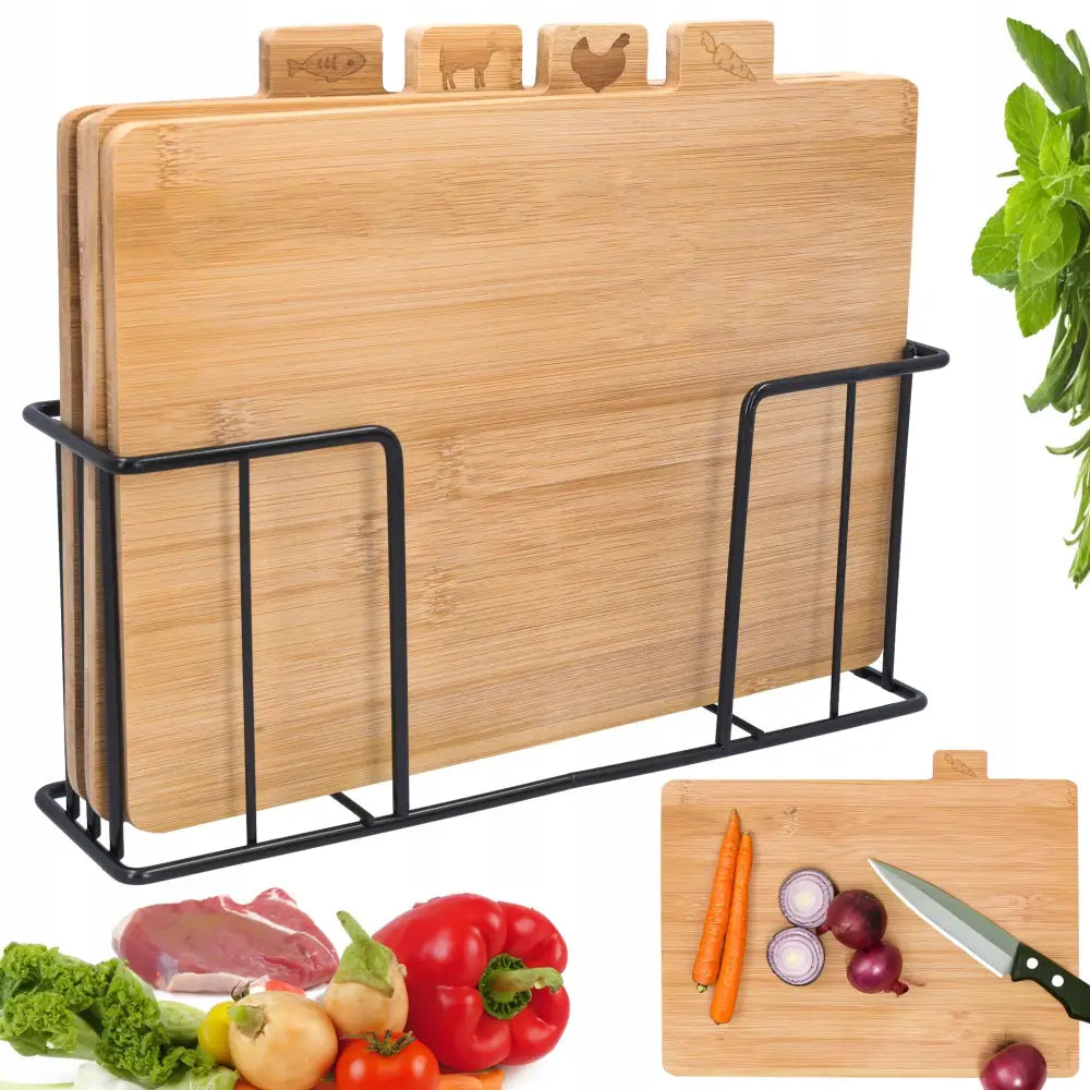 Bambuskjøkken skjærebrett sett med fire fjøler, sort holder og matvaresymboler, vist med grønnsaker og kjøtt.