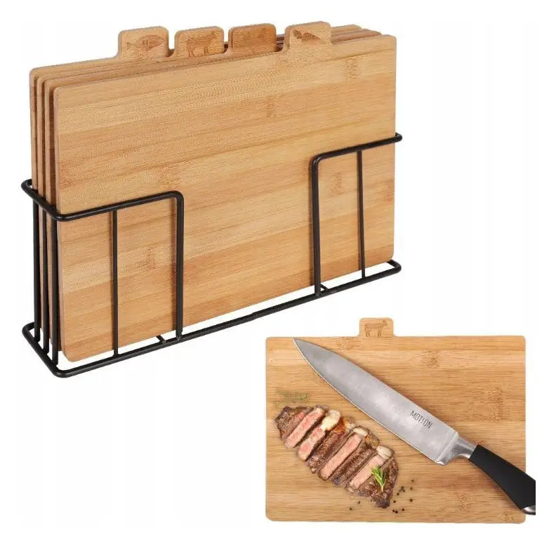 Bambuskjøkken skjærebrett sett, fire brett i stativ, nederste brett med kjøtt og kniv sett fra siden.