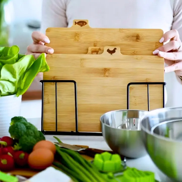 Bambuskjøkken skjærebrett sett, tre fjøler med symboler for fisk, kjøtt og kylling i sort holder.