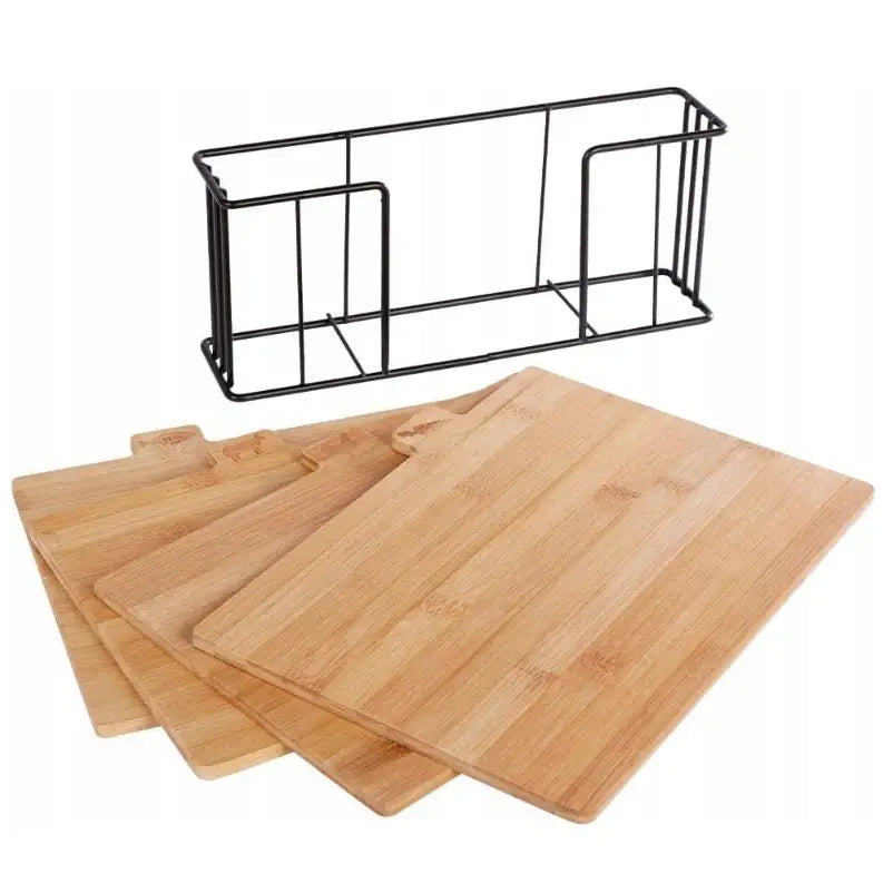 Bambuskjøkken skjærebrett sett med fire brett i vifteform og svart metallholder på lys overflate.