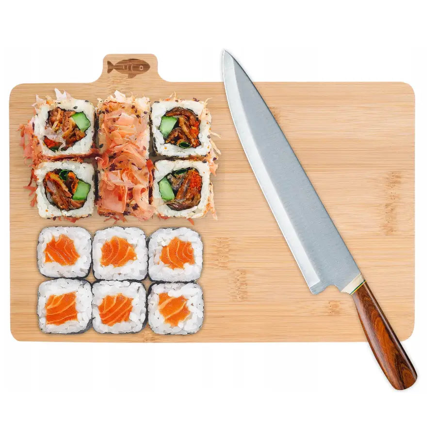 Bambuskjøkken skjærebrett sett, sett ovenfra med sushi-biter til venstre og kniv med trehåndtak til høyre.