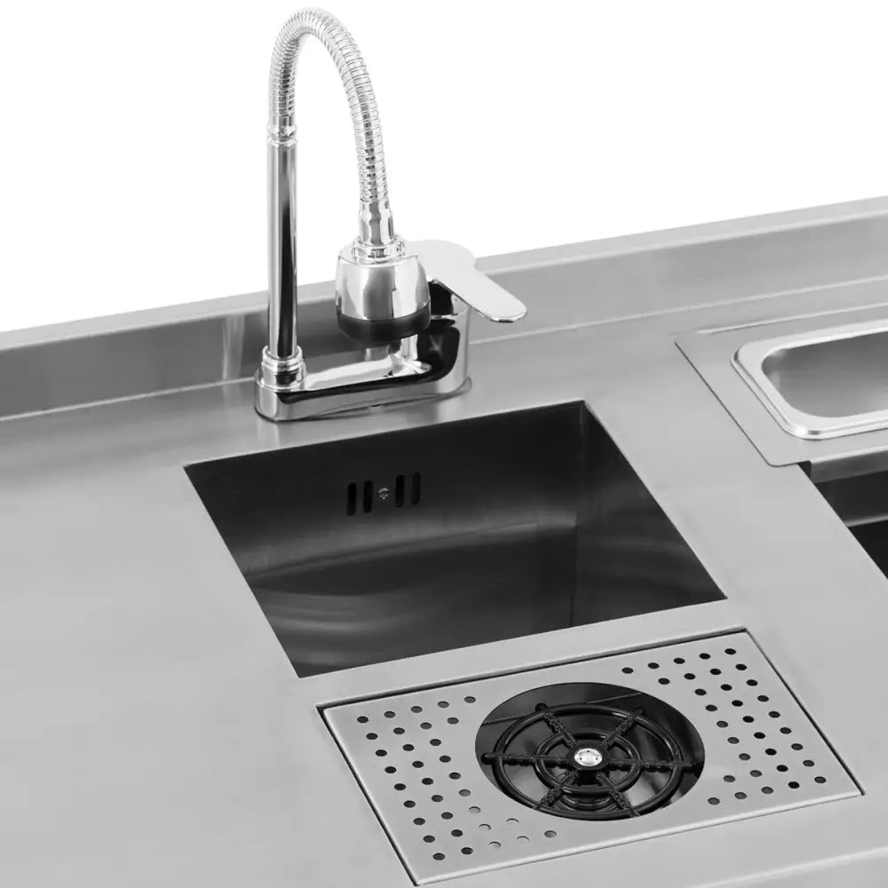 Barbuffé stålbartenderbord sett ovenfra, viser dyp vask, avrenningsrist og høy kran i rustfritt stål.