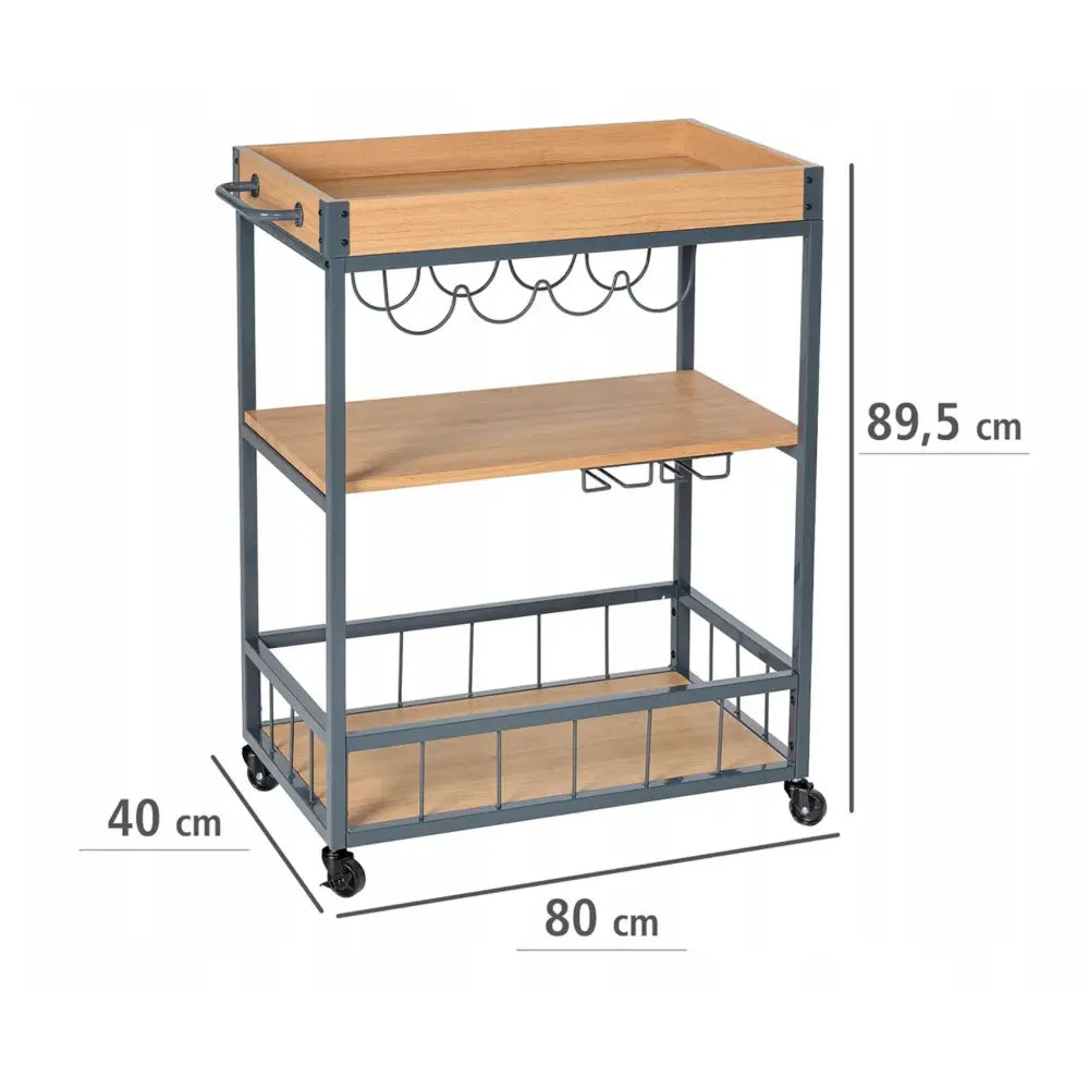 Serveringsvogn i lyst tre og sort metall, skrå vinkel som fremhever hyller, vinkurver og hjul med mål.