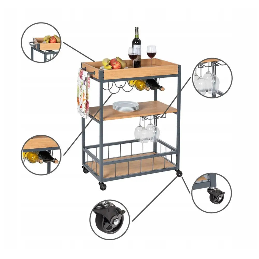 Serveringsvogn i tre og sort metall, nærbilde av glassholder, flaskestativ og hjul med brems på nederste hylle.