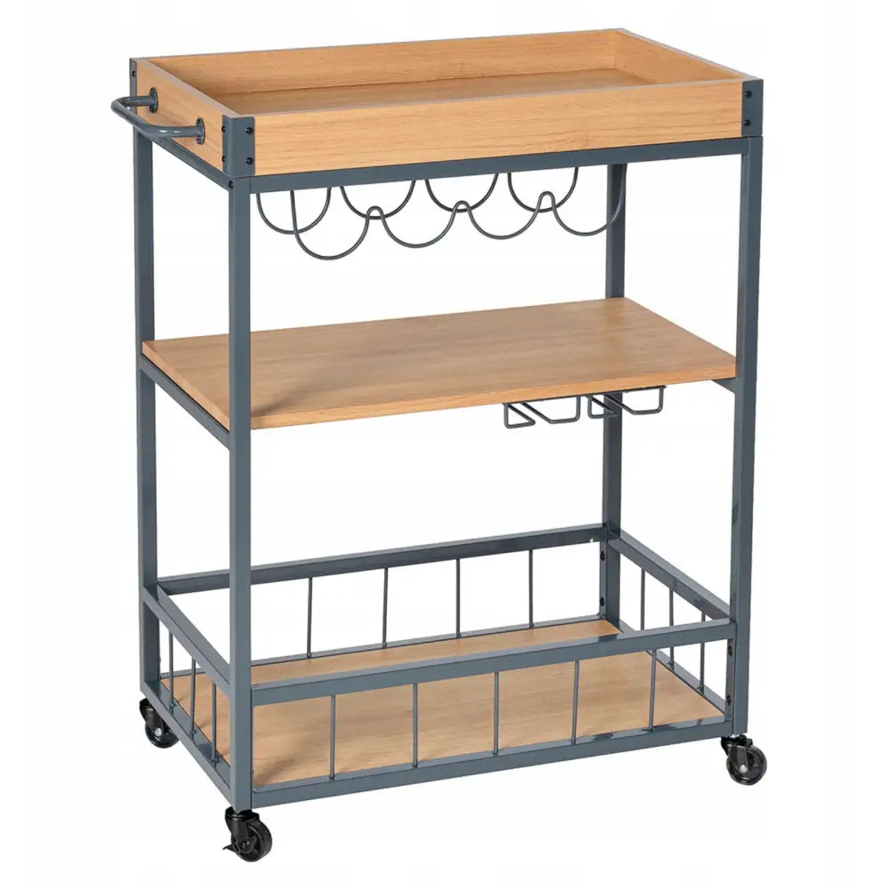 Serveringsvogn i sort metall med lyse trehyller, flaskestativ og hjul synlig fra skrå vinkel.