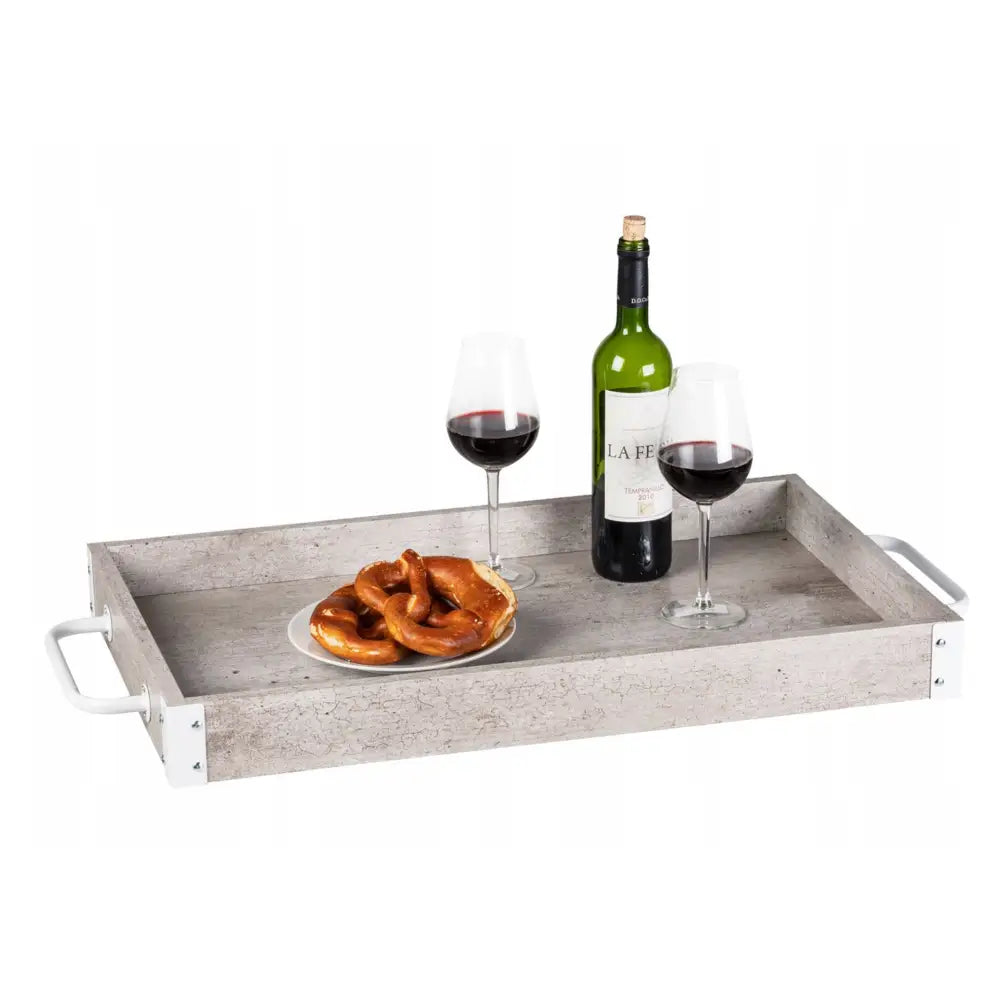 Trillebord med hyller og flaskeholder, sett skrått ovenfra med serveringsbrett, vinglass, vinflaske og kringler.