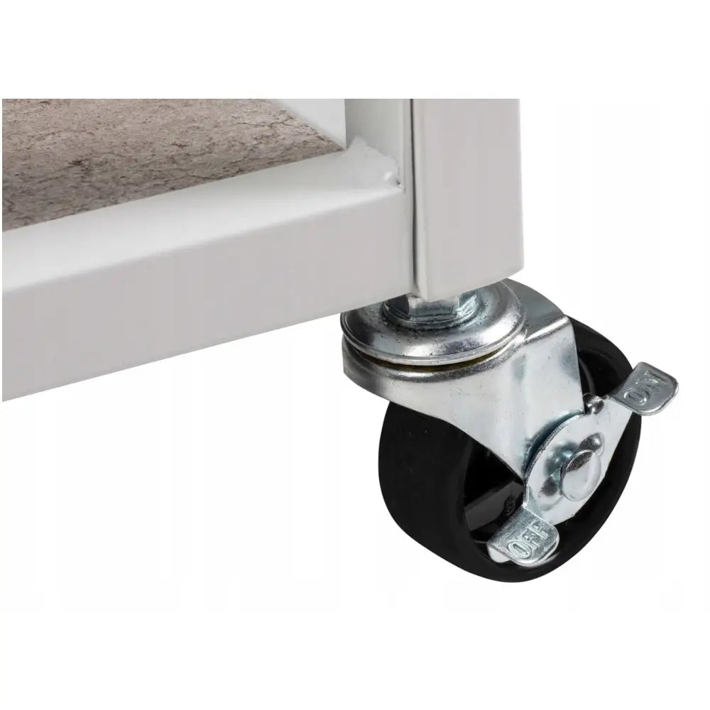 Trillebord med hyller og flaskeholder, nærbilde av sorte hjul med bremser festet til hvit metallramme.