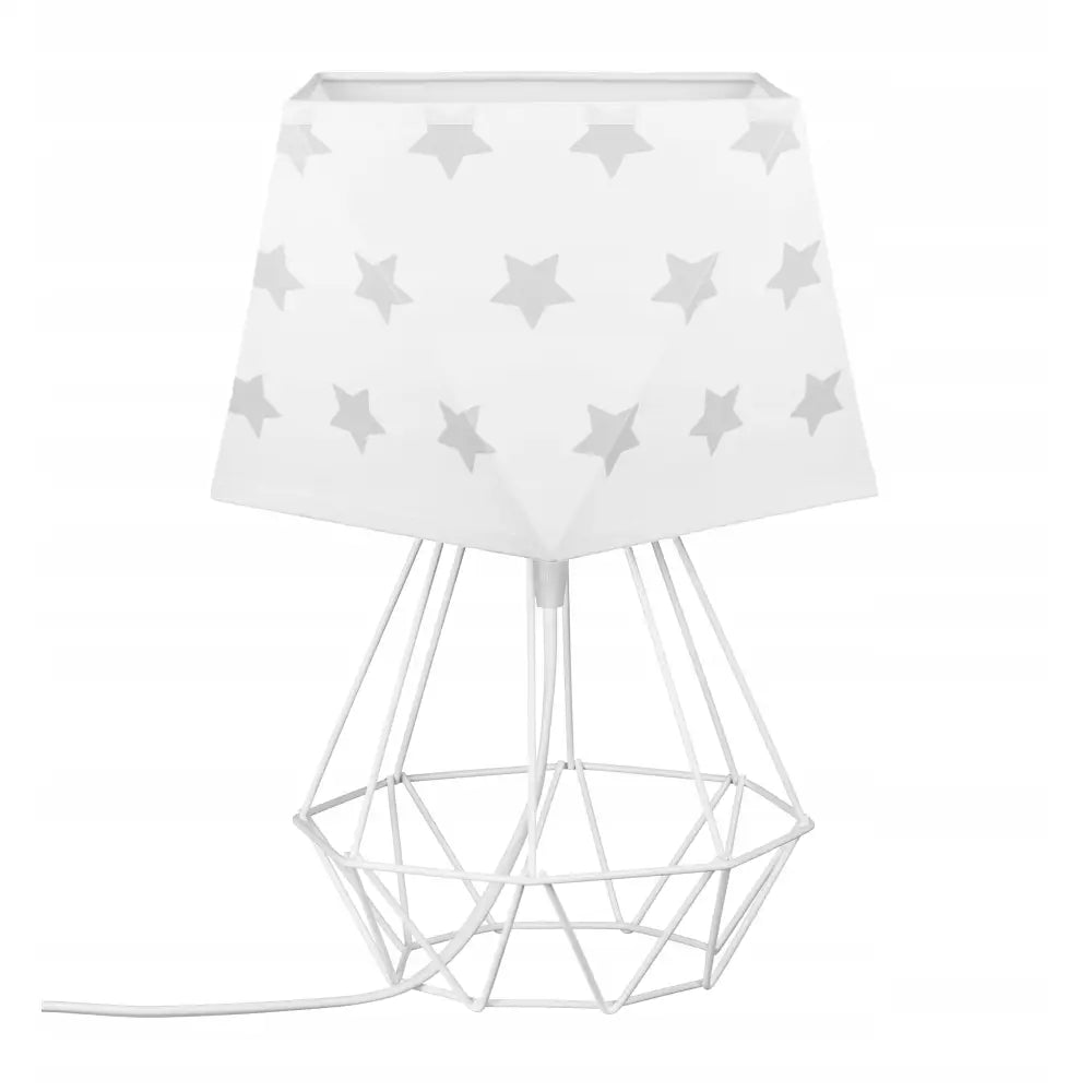 Barne nattlampe med stjernehimmel, hvit skjerm med stjernemønster og geometrisk metallfot, sett forfra.
