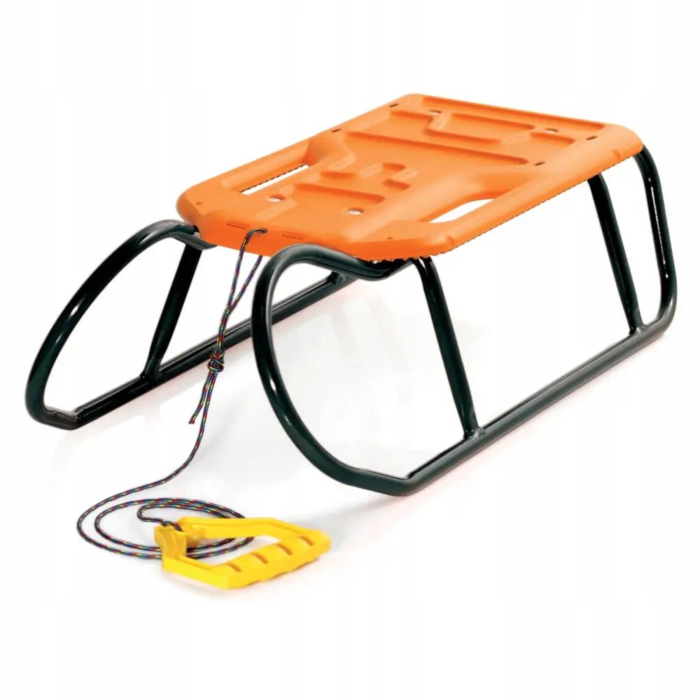 Barneake Little Beetle i oransje med solid plastsete, sorte metallmeier og fargerik trekkesnor med gult håndtak.