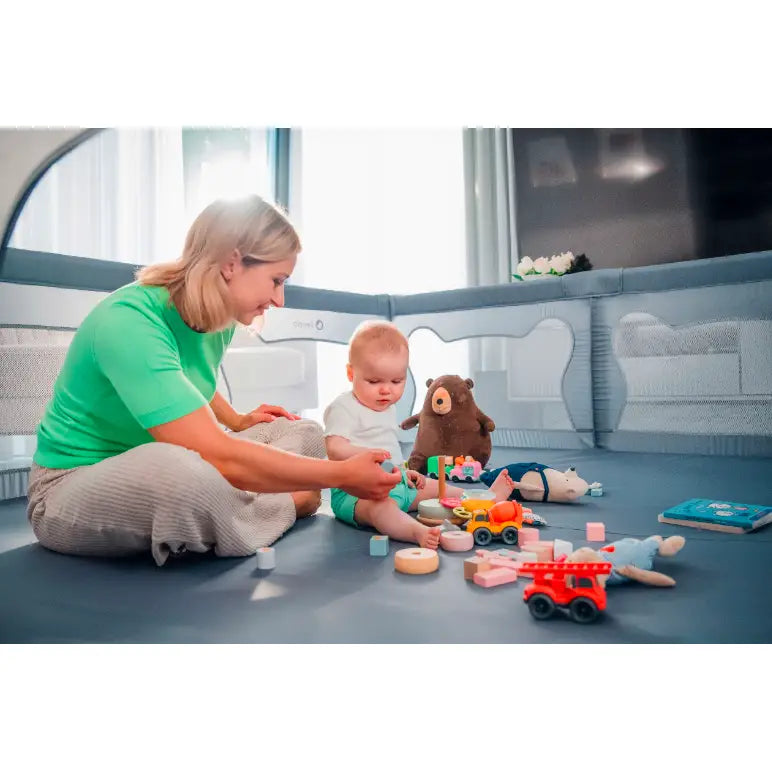 Barnelekegrind Willow XL, blå modell med myk matte, kvinne og baby omgitt av leker og kosedyr.