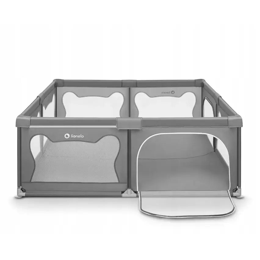 Barnelekegrind Lionelo Willow XL i grått, frontvisning med åpen inngang ned mot gulvet.
