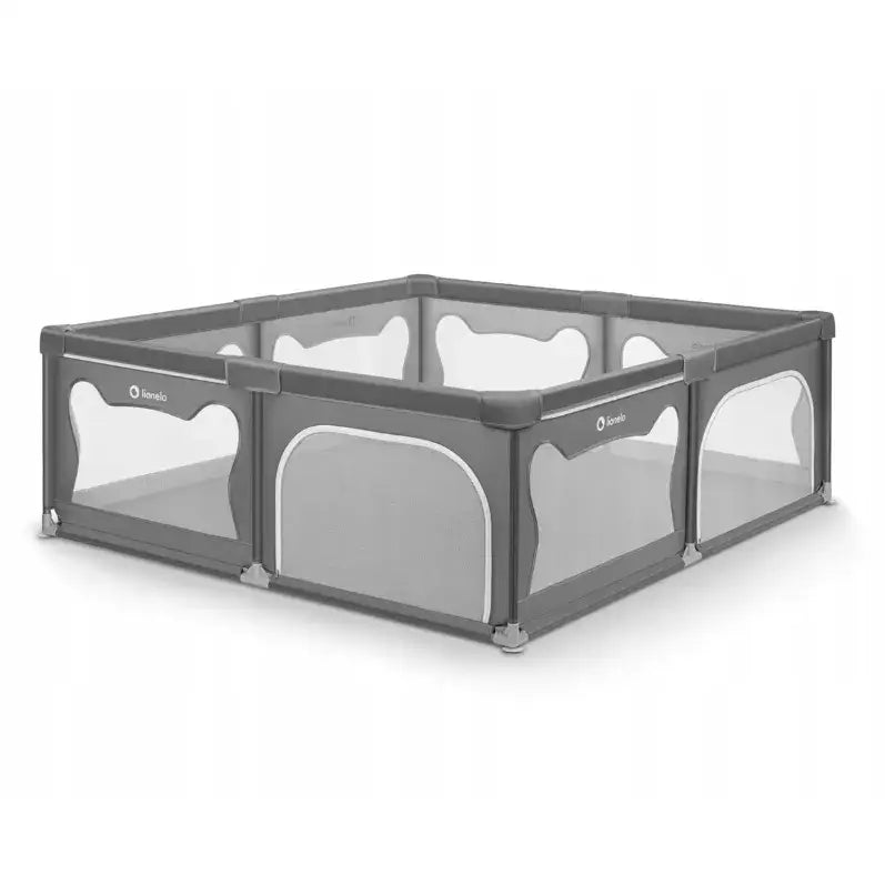 Barnelekegrind Willow XL, skrå frontvisning med grått stoff, mesh-paneler og glidelåsåpning synlig foran.