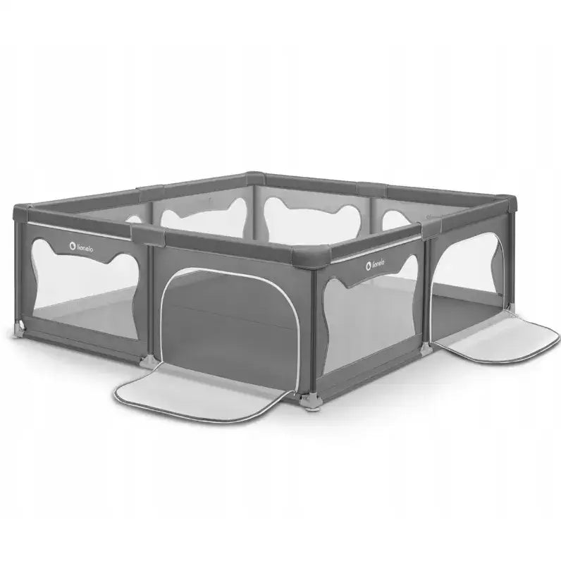 Lekegrind Lionelo Willow XL, grå modell med nettingpaneler og to åpne luker sett skrått forfra.