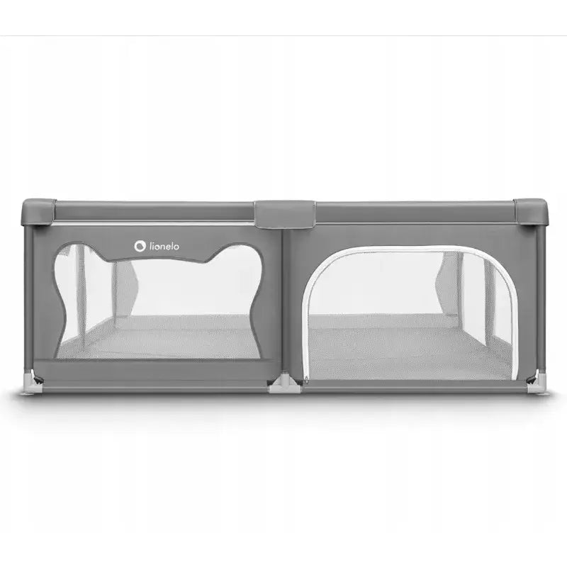 Barnelekegrind Lionelo Willow XL, frontvisning med buet inngang, nettingvinduer og bjørneøre-detalj.