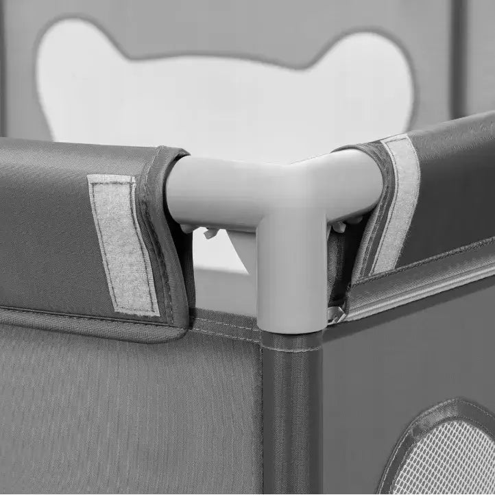 Lionelo Willow XL barnelekegrind, nærbilde av hjørne med borrelåsfeste og avrundet beskyttelse.