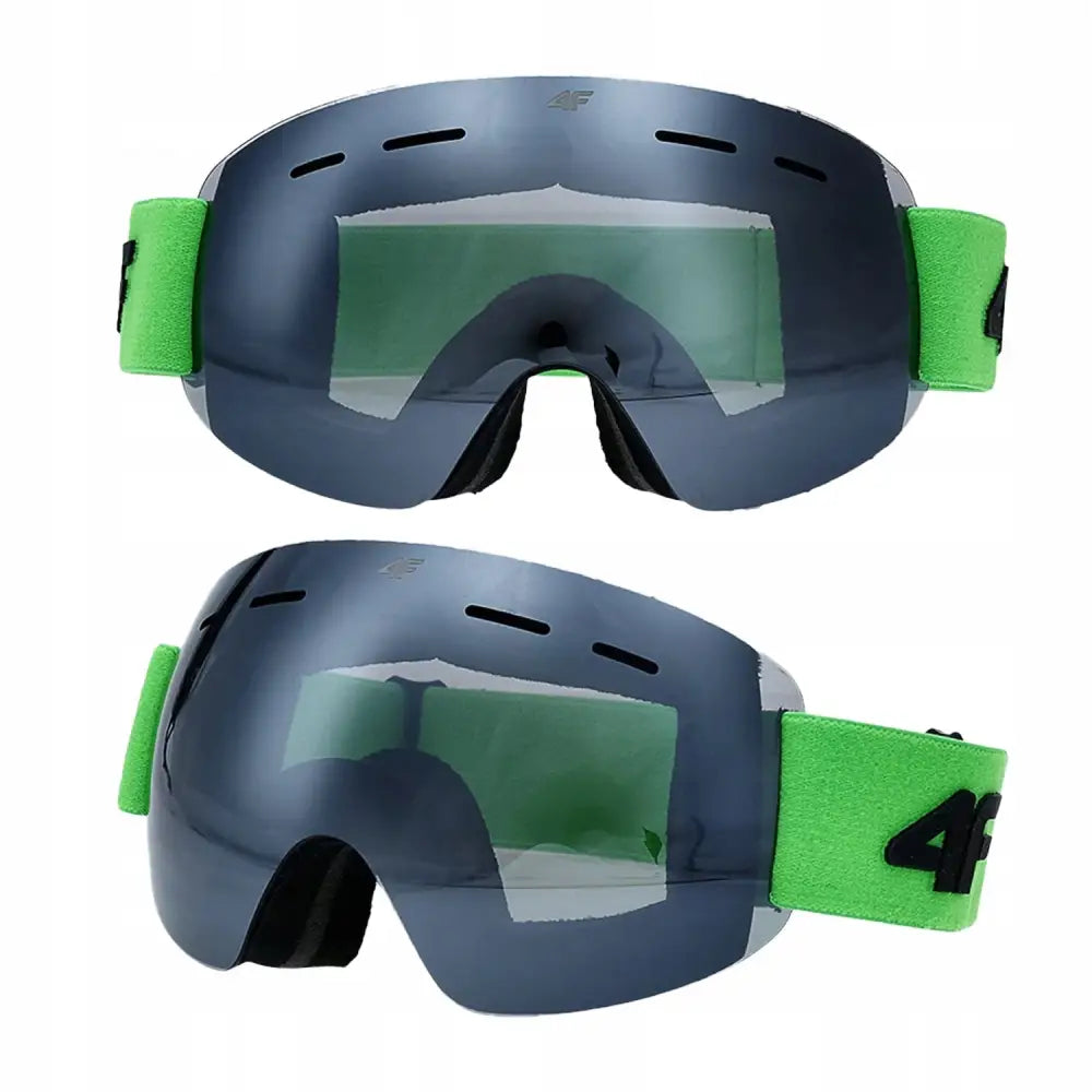 Barneski briller med speilglass, sorte ventilasjonshull og bred grønn stropp med svart logo, sett forfra og skrått.