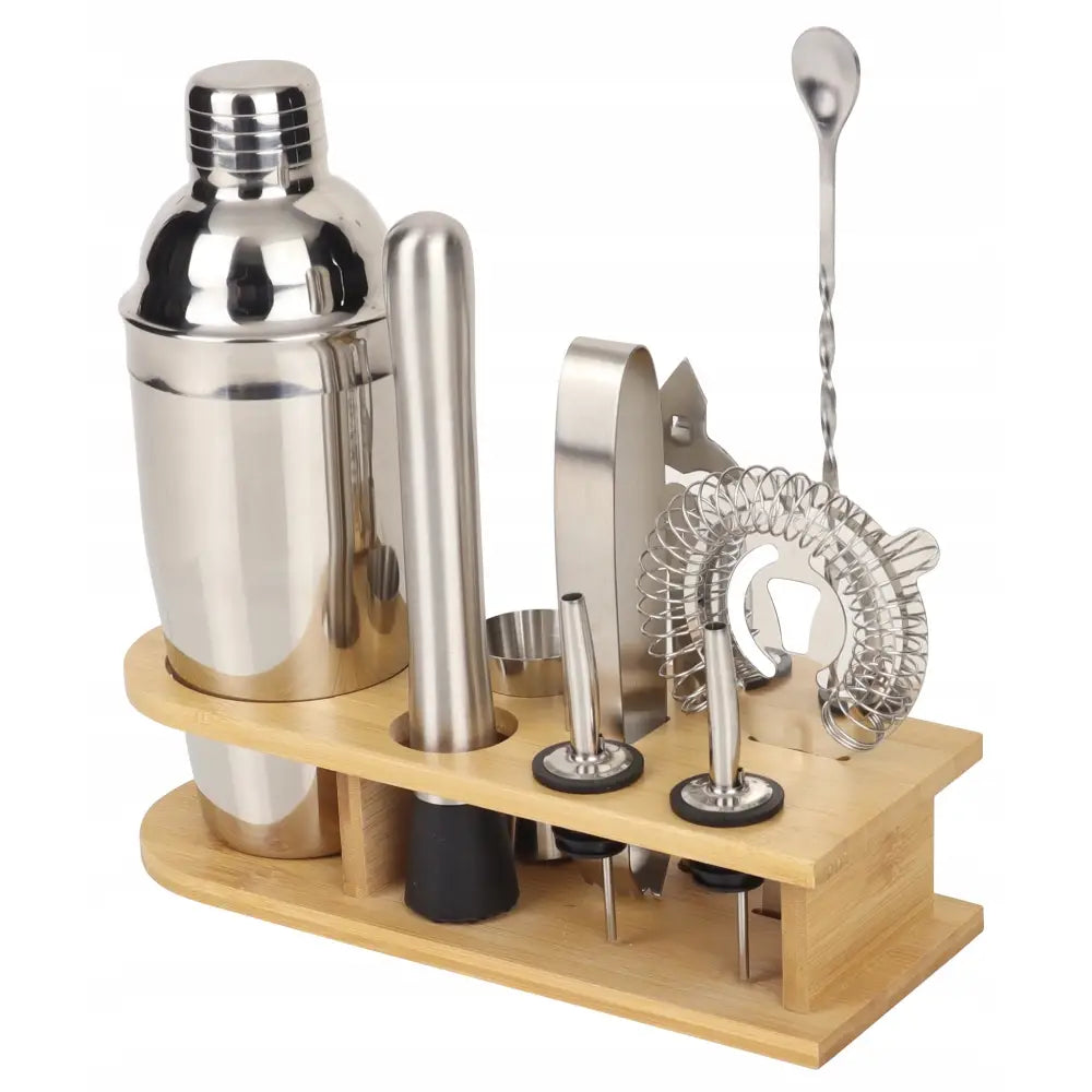 Bartender sett med shaker, målebeger og tilbehør i rustfritt stål, arrangert i lyst trestativ.