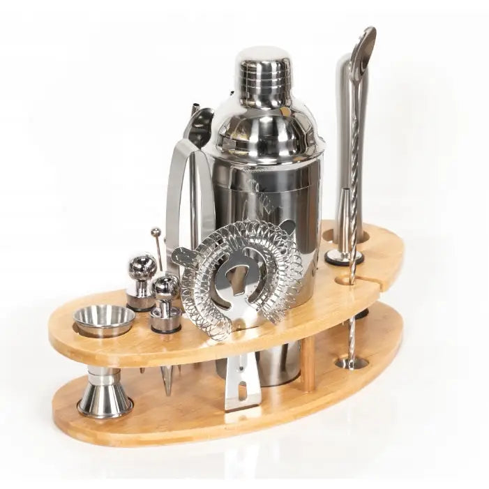 Bartender-sett med 16 deler i rustfritt stål, arrangert i lys bambusholder, sett fra skrå vinkel.