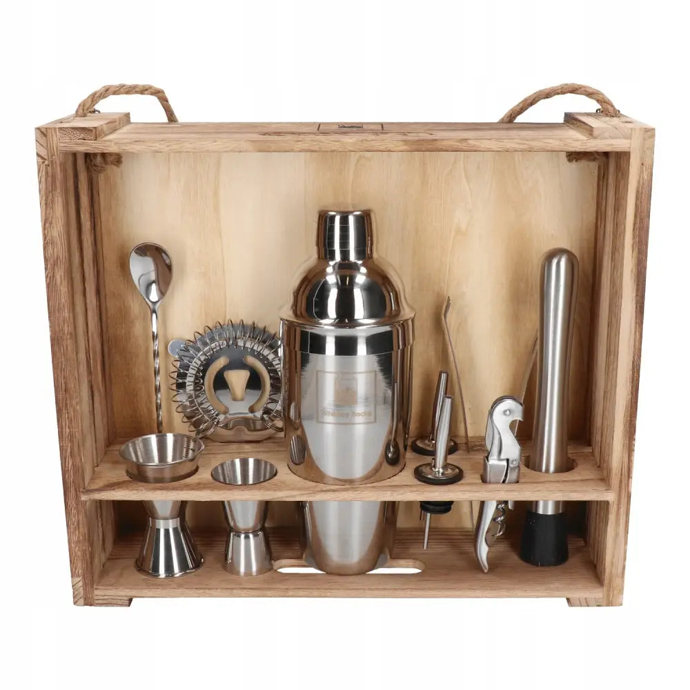 Bartendersett med 11 deler, alt bartilbehør i rustfritt stål ryddig arrangert i åpen trekasse forfra.