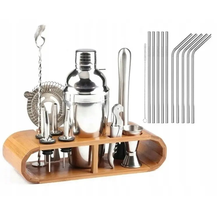 Bartendersett med 23 deler i rustfritt stål, arrangert i lys bambusholder, sett skrått forfra.