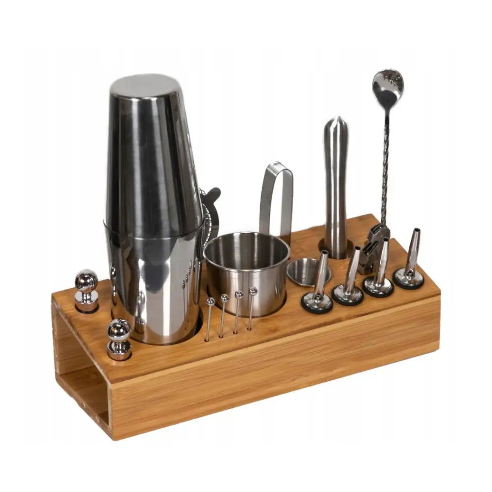 Bartendersett for drinkmiksing med 19 deler i rustfritt stål på lys trebunn, sett skrått med shaker og tilbehør.