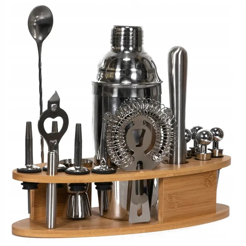 Bartendersett fra Humat med 17 deler, komplett barktøy i stål arrangert i lyst treholder, sett forfra.