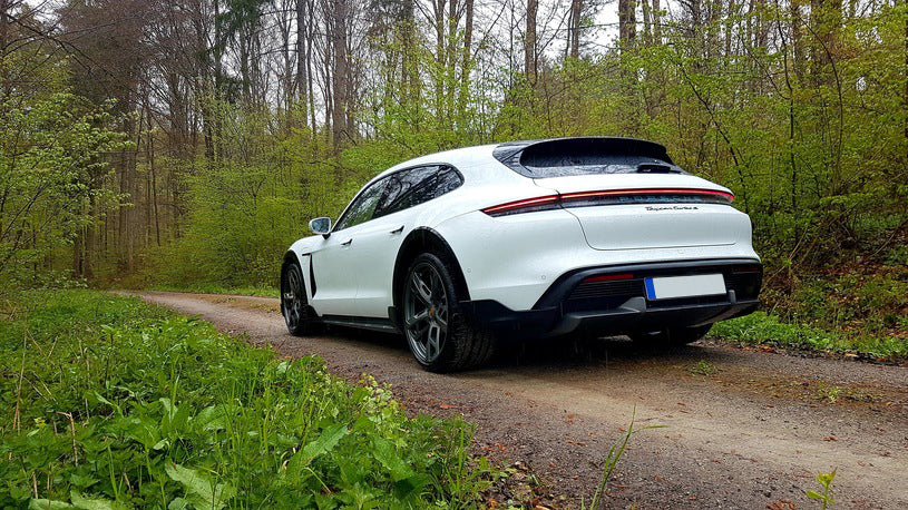 Porsche OEM bagasjeromsmatte til Porsche Taycan Cross Turismo – med 50 mm kant