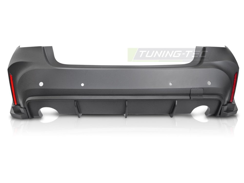 Detaljbilde av støtfanger bak til Bmw G20 LCI 22- med sport linjer og diffusor-detaljer.
