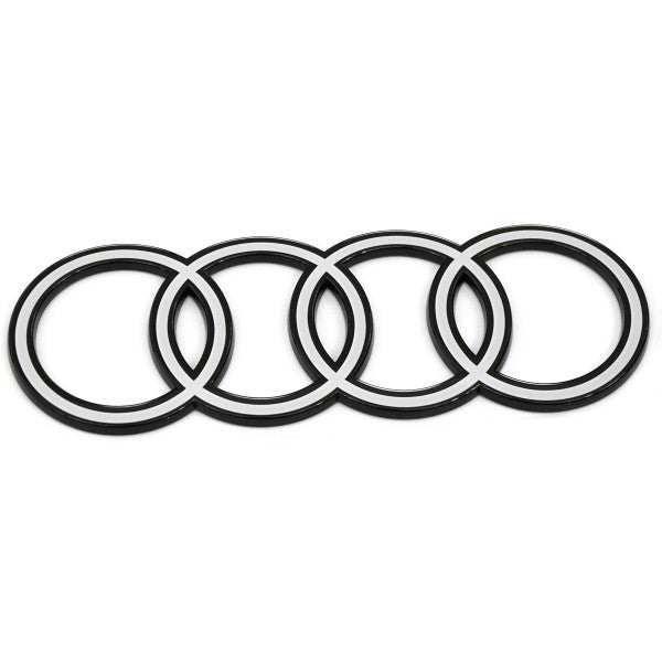 Originalt Audi emblem i polar white til Audi e-tron (GE) 2023 og Q8 e-tron (GE) montert på bakluke
