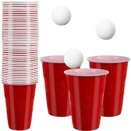 Beer Pong-spill med røde plastkopper stablet, tre hvite baller og tre kopper foran på hvit bakgrunn.