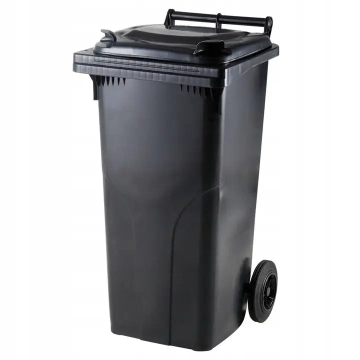 Avfallsbeholder 120L i svart plast med lokk og hjul, sett skrått fra siden mot hvit bakgrunn.