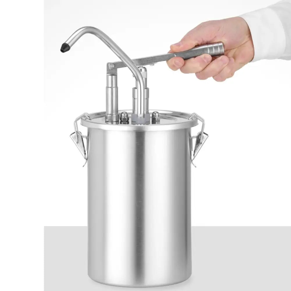 Beholder for sauser i stål, 4,5 liter, sett fra skrå vinkel med hånd som aktiverer pumpehåndtaket.