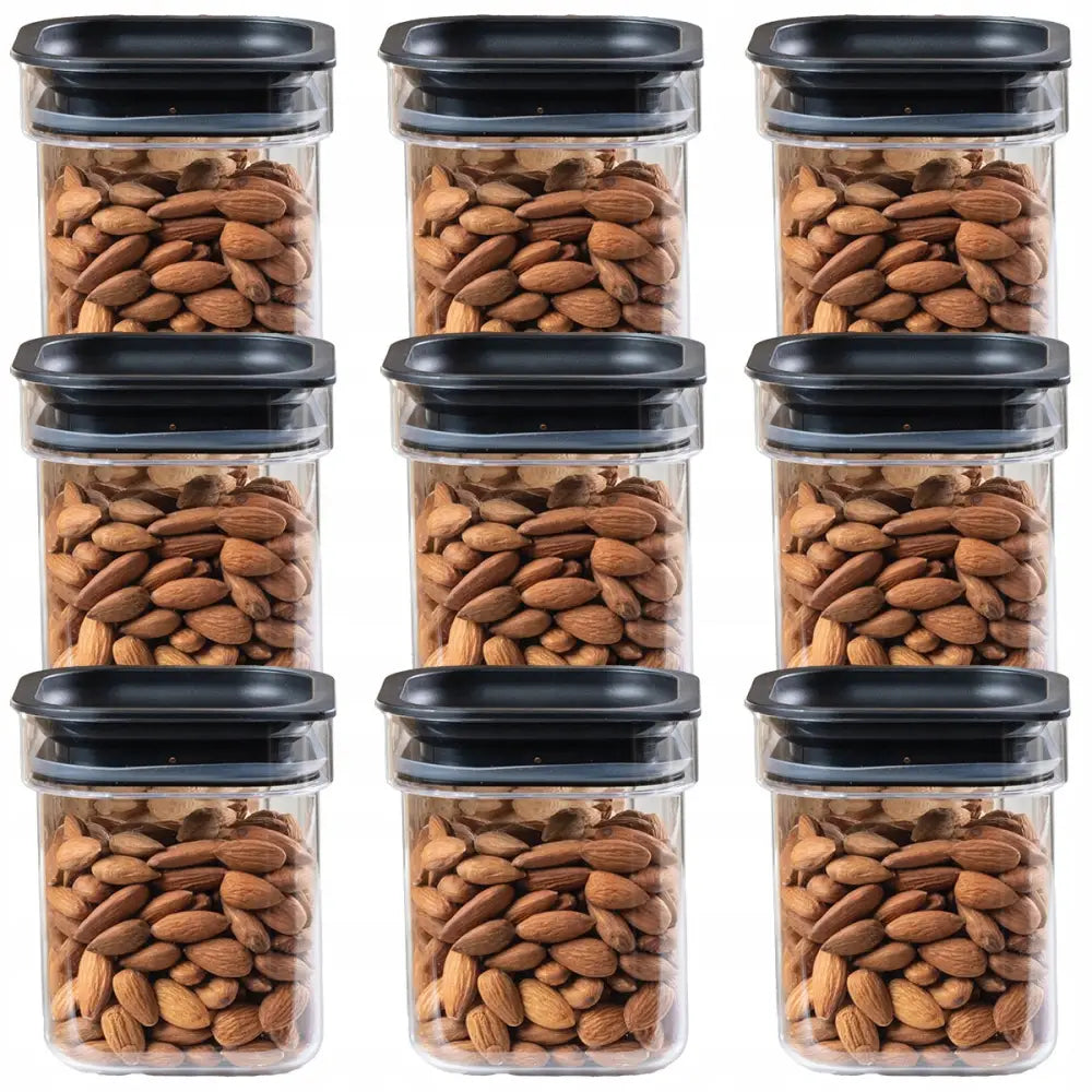 Beholder for tørrvarer, ni plastbokser med svarte lokk fylt med mandler, frontvisning.