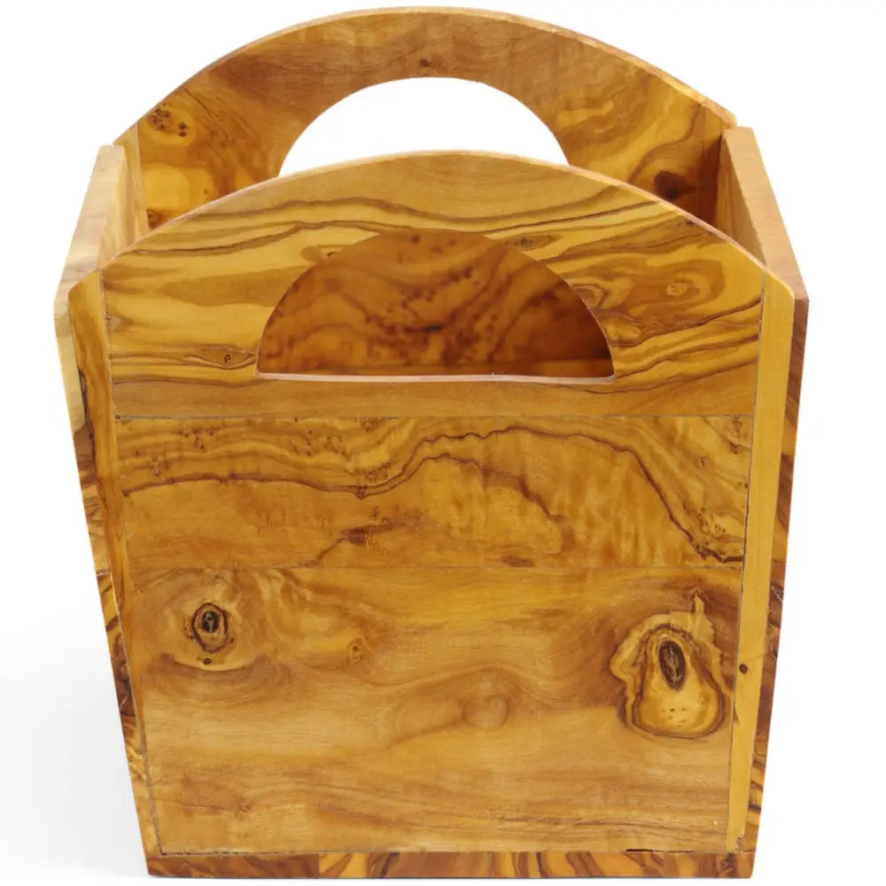 Beholder i oliventre for servering, frontvisning med buet håndtak og tydelig trestruktur i lyst treverk.