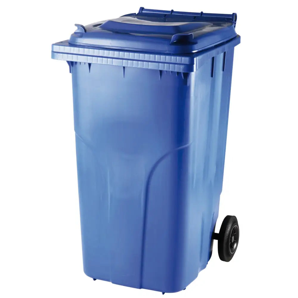 Blå avfallsbeholder i plast, 240 liter, sett skrått forfra med lokk og to sorte transporthjul.