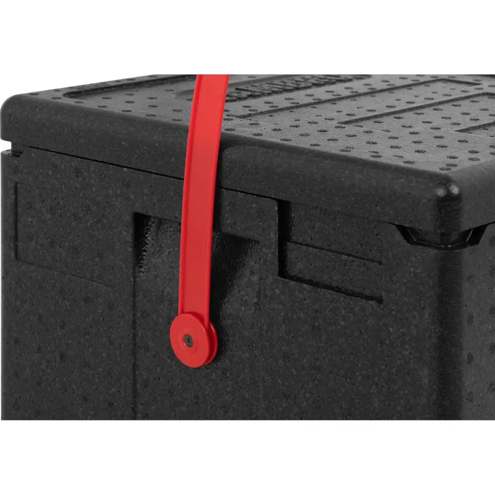 Beholder termobox for pizza, nærbilde av rød bærehank på sort, strukturert EPP-materiale ved lokket.