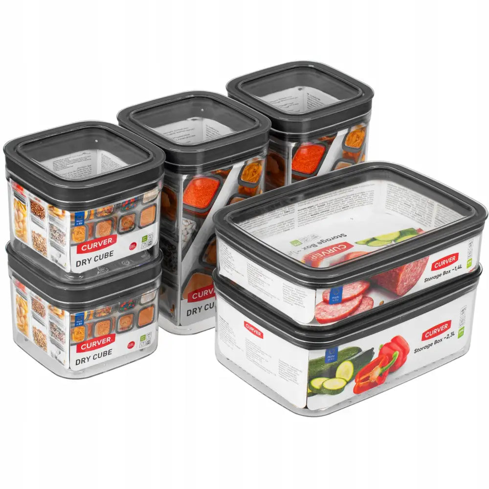 Beholdere for tørrvarer, seks plastbokser med sorte lokk og matvareetiketter, sett fra skrå vinkel.