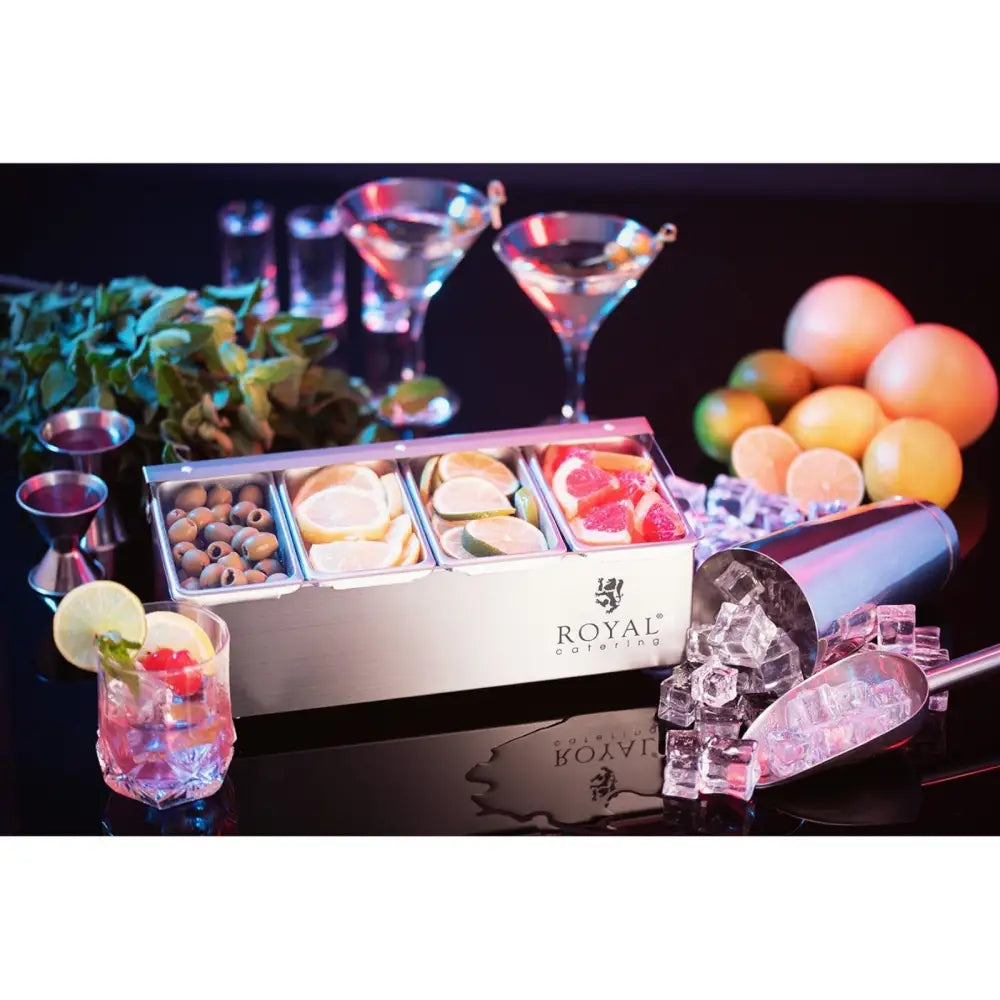 Beholderorganisator for drinktilbehør, fire rom med oliven og sitrus, omgitt av isbiter og cocktails.