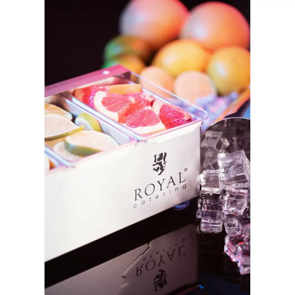 Beholderorganisator for drinktilbehør med lokk, tre rom fylt med sitrusbåter, skrå vinkel.