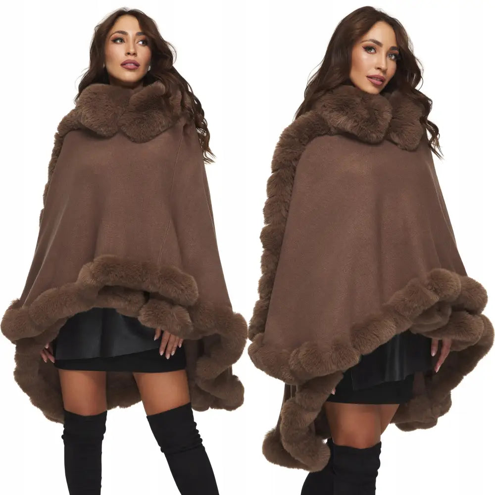 Beige Poncho i Strikket Stoff med Fuskepels