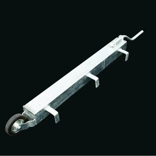 Belastningsstolpe til porten, skråvinklet bilde som viser sølvfarget ramme med fire kroker, hjul og håndtak.