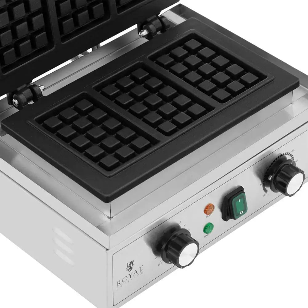 Belgiske-Go’vaffeljern, åpent lokk avslører firkantede plater og justeringsknapper i front, skrå vinkel.