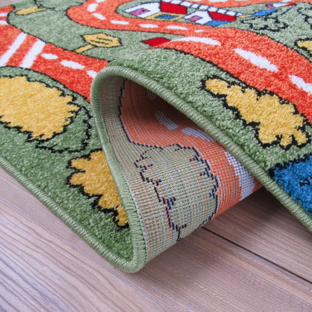 Barne-teppe Bella 08 grønn, nærbilde av vevd veimotiv og oppbrettet hjørne som viser bakside.