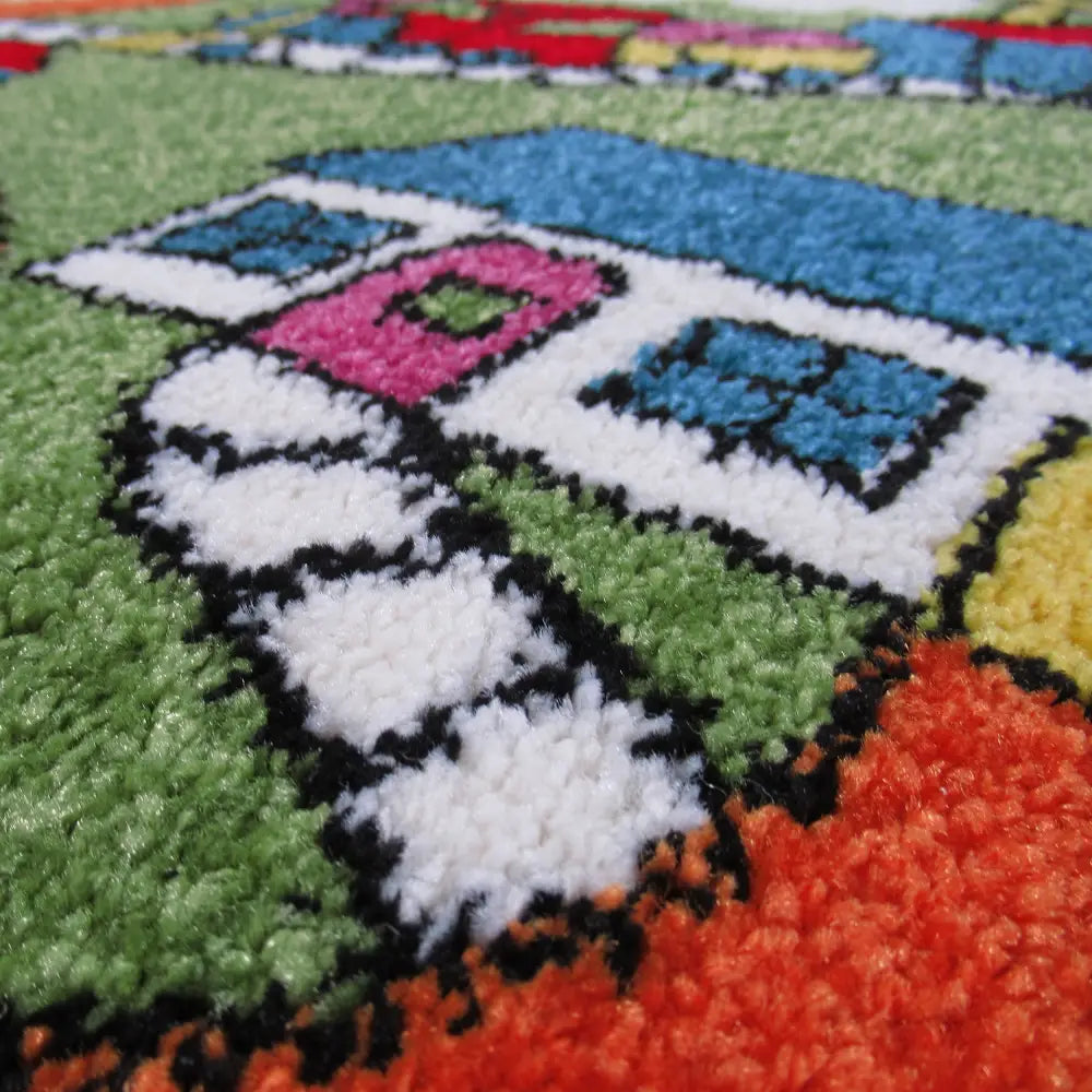 Bella 08 grønn lekematte, nærbilde som fremhever husmotivet, stier og tydelig myk tekstur.