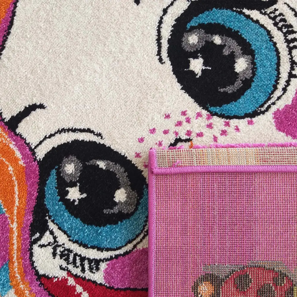 Bella 115 teppe, nærbilde av fargerike tegneserieøyne og rosa kanting på baksiden i hjørnet.